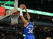 J9-关于字母哥迎来十五赛季高光表现，独行侠球迷沸腾！的信息